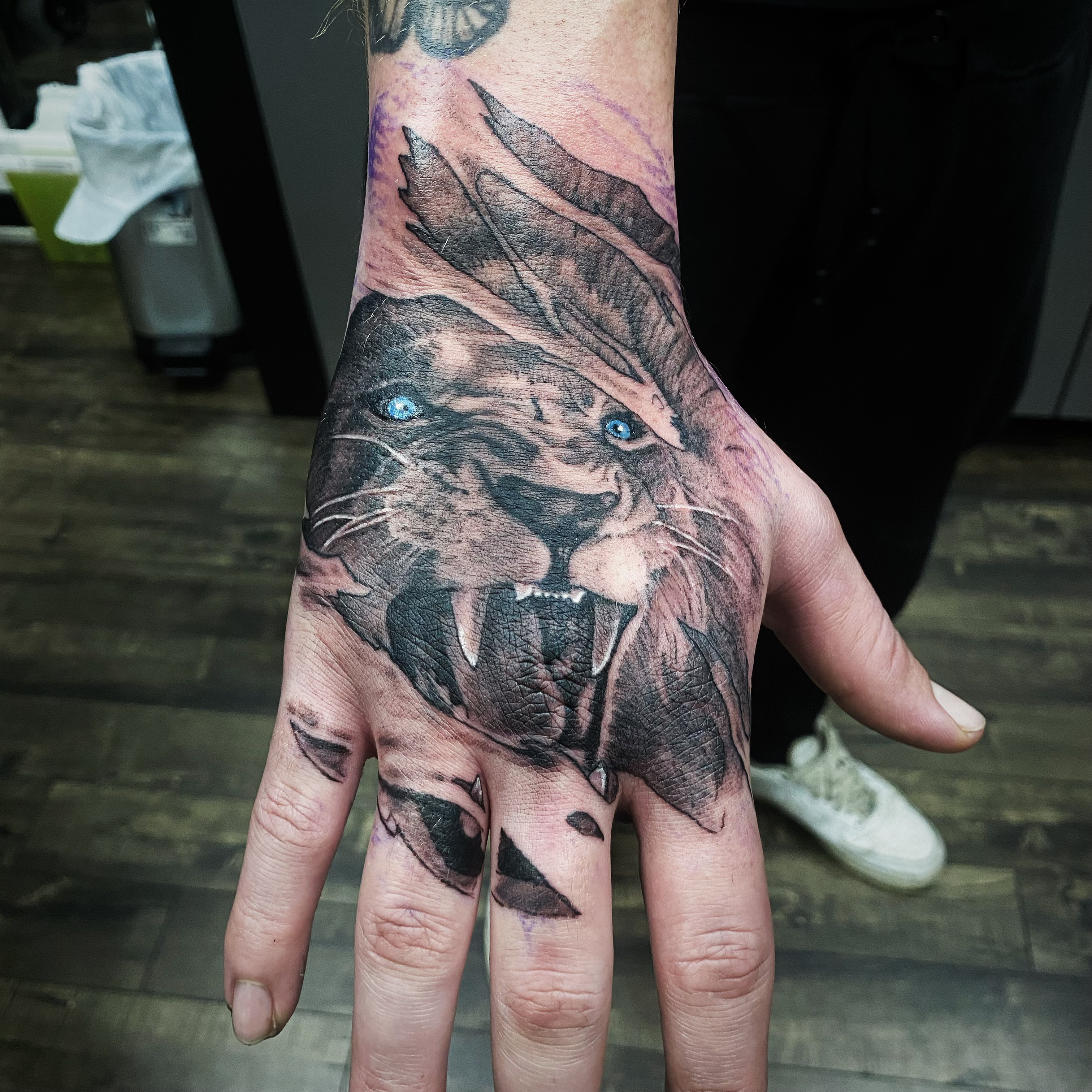 Lion_Hand