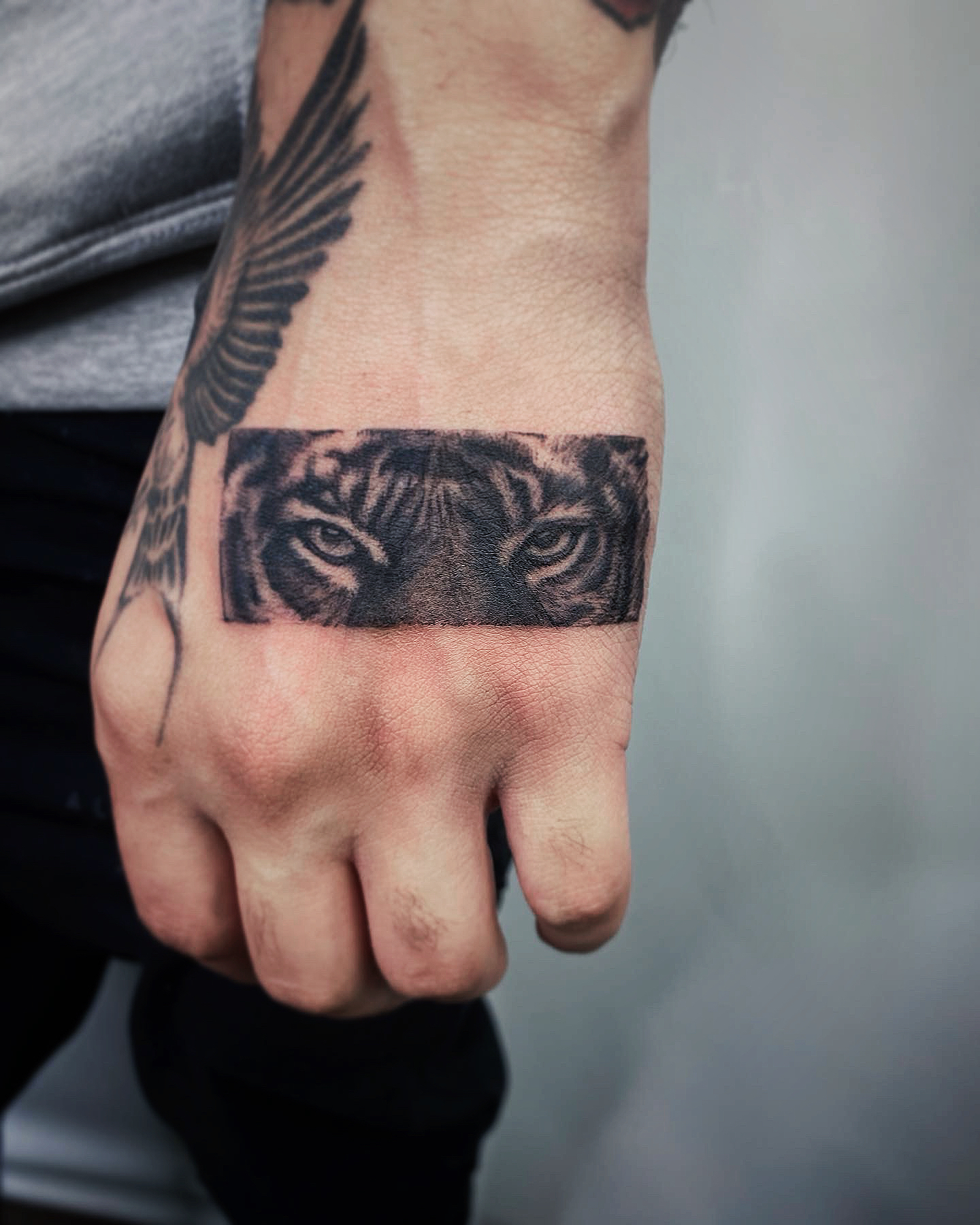 Tiger_Hand