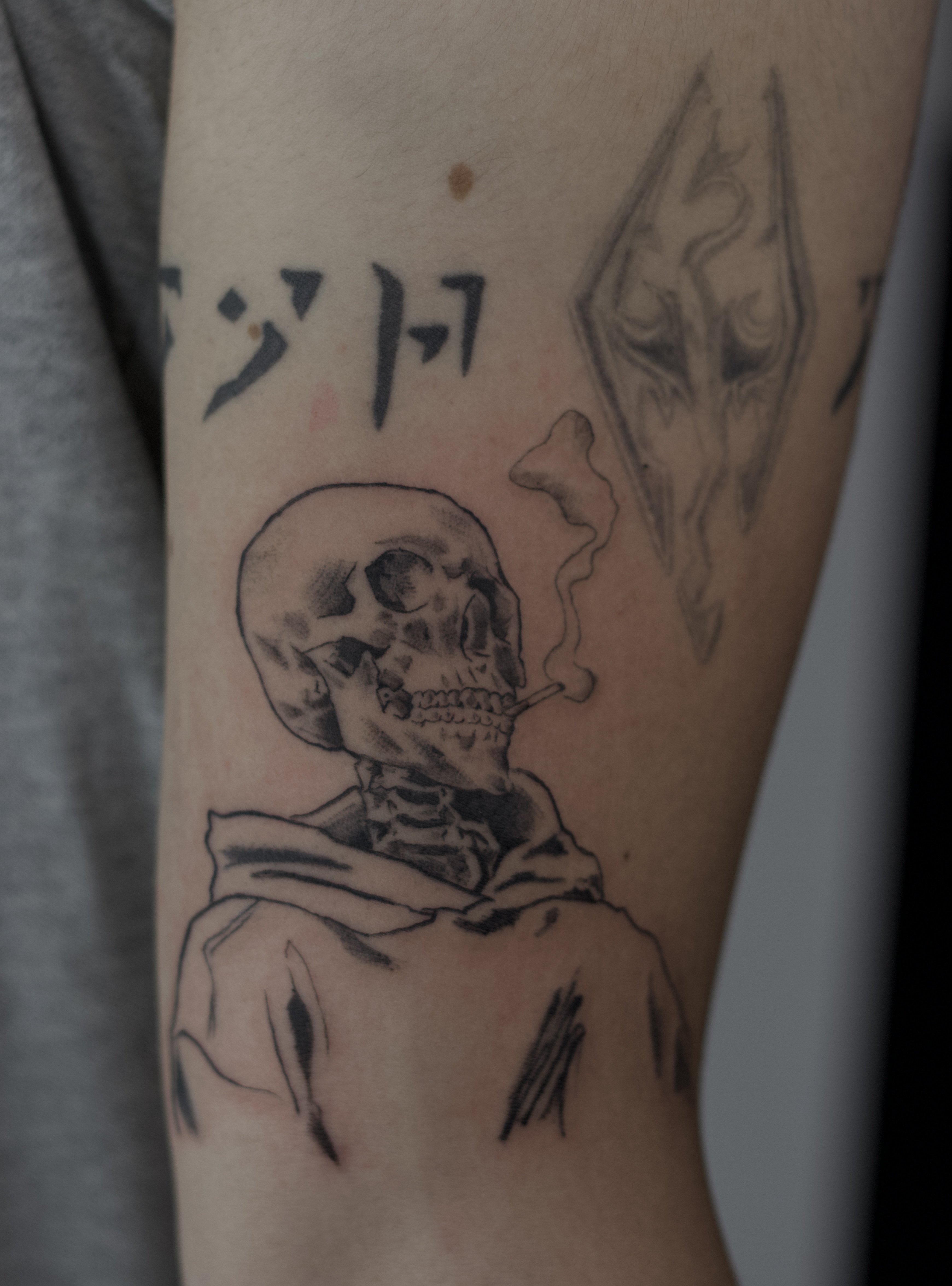 Skull smoking a cigarette 